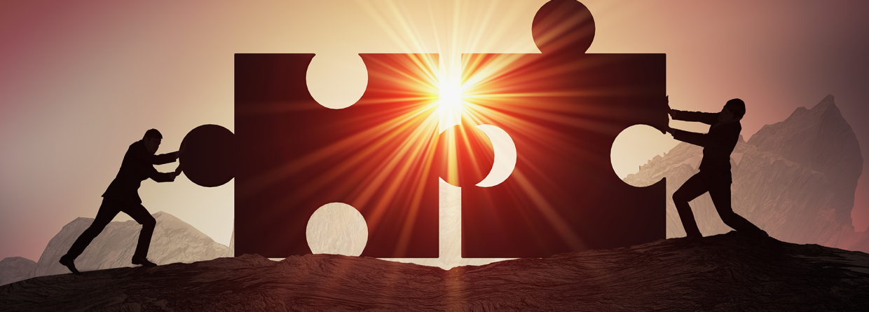 twee mannen duwen een puzzelstuk naar elkaar toe met zon opkomst op de achtergrond