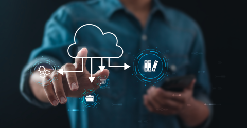 Zakenman tikt op een scherm waar een incoon van cloud netwerk staat met daaronder de opgeslagen items